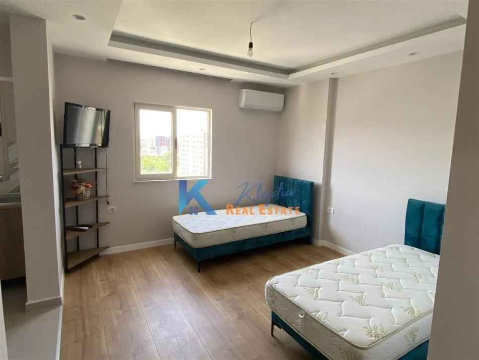 Tirane, jepet me qera garsonier Kati 9, 30 m² (Fusha e Aviacionit)