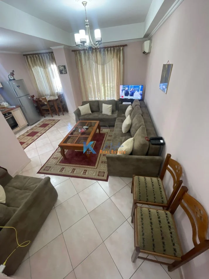 Tirane, jap me qera apartament 1+1+Ballkon Kati 3, 75 m² 490 € (afer Medresese, te Rruga e Dibres)