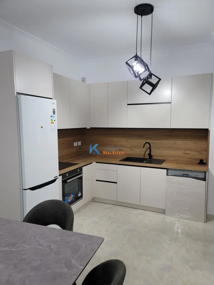 Tirane, jap me qera apartament 2+1+Ballkon Kati 3, 94 m² 500 € (perballe spitalit Amerikan 3)