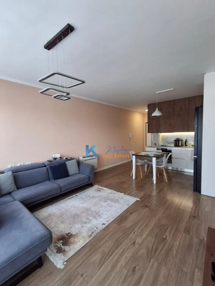 Tirane, jap me qera apartament 2+1+Ballkon Kati 6, 94 m² 700 € (Don Bosko, kompleksi Fiori di Bosko)