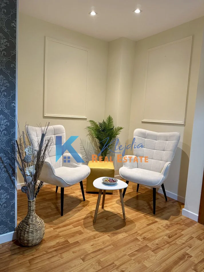 Tirane, jap me qera apartament 1+1+Ballkon Kati 5, 70 m² 670 € (Bllok, prane Fakultetit Juridik)