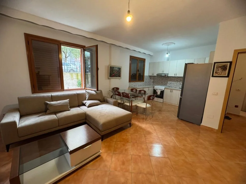 Tirane, jepet me qera apartament 2+1+Ballkon Kati 1, 98 m² 500 € (pranë Kristal Cente)