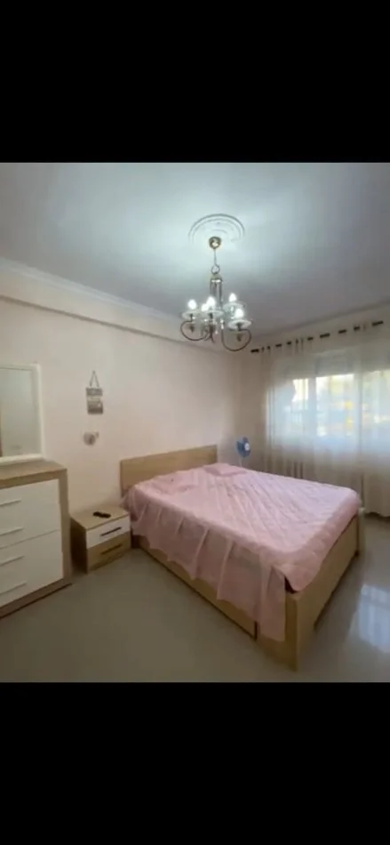 Tirane, jepet me qera apartament 3+1 Kati 4, 100 m² 700 € (GARDA)