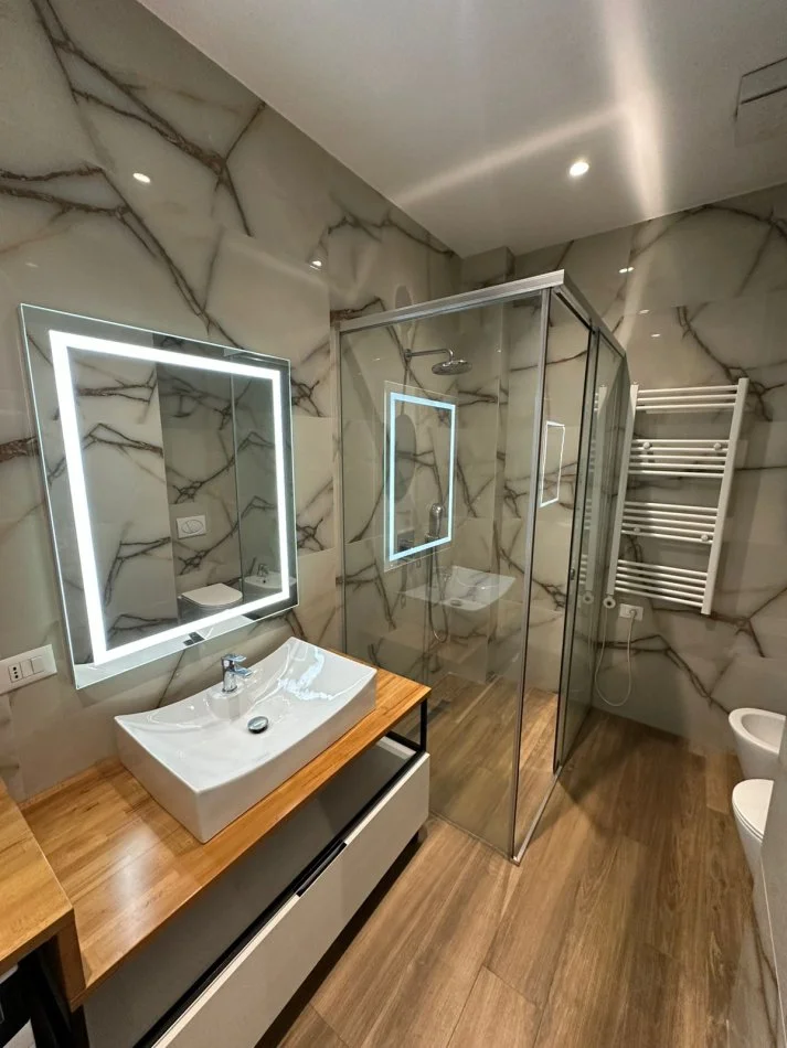 Tirane, jepet me qera apartament 1+1+Ballkon Kati 3, 73 m² 950 € (Kompleksi Delijorgji)