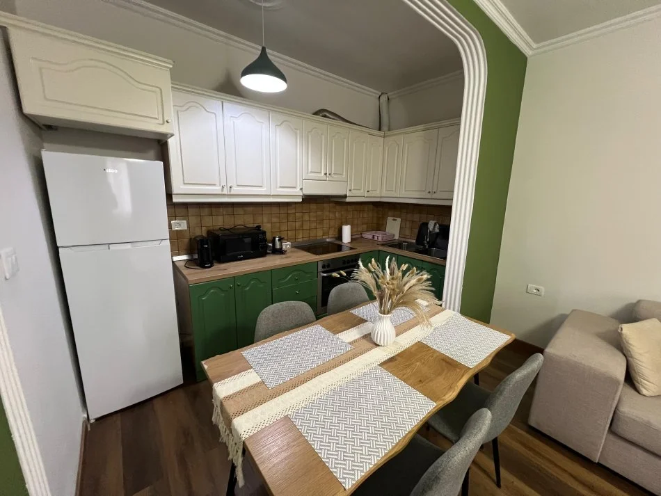 Tirane, jepet me qera apartament 2+1+Ballkon Kati 3, 90 m² 850 € (sheshi willson)