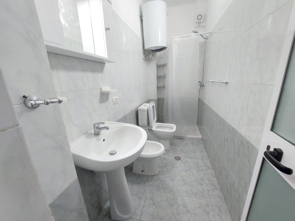 Durres, jepet me qera apartament 1+1 Kati 1, 72 m² 300 € (Ne krah te Hotel Adriatiku, Hekurudha, Durres)
