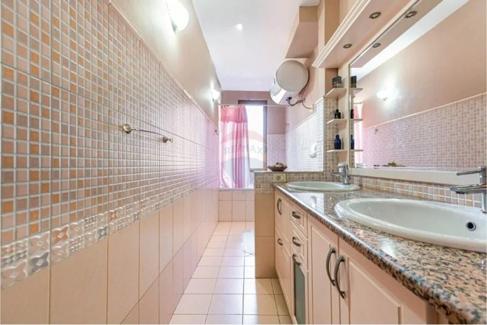 Tirane, jepet me qera apartament 3+1+Aneks+Ballkon Kati 4, 190 m² 650 € (Rruga Muhamet Gjollesha)