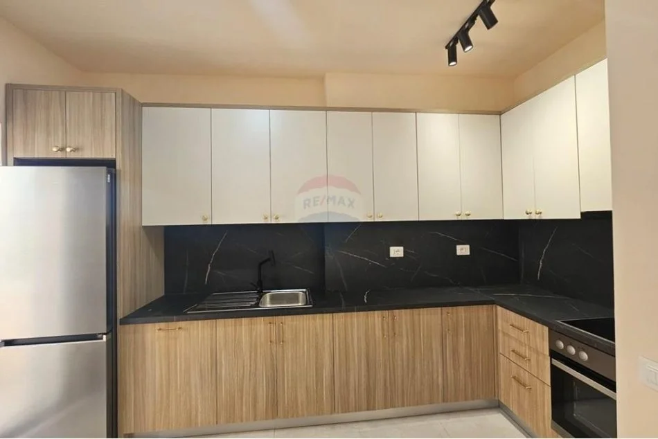 Tirane, jepet me qera apartament 1+1+Ballkon , 74 m² 550 € (Rruga e Dibres)