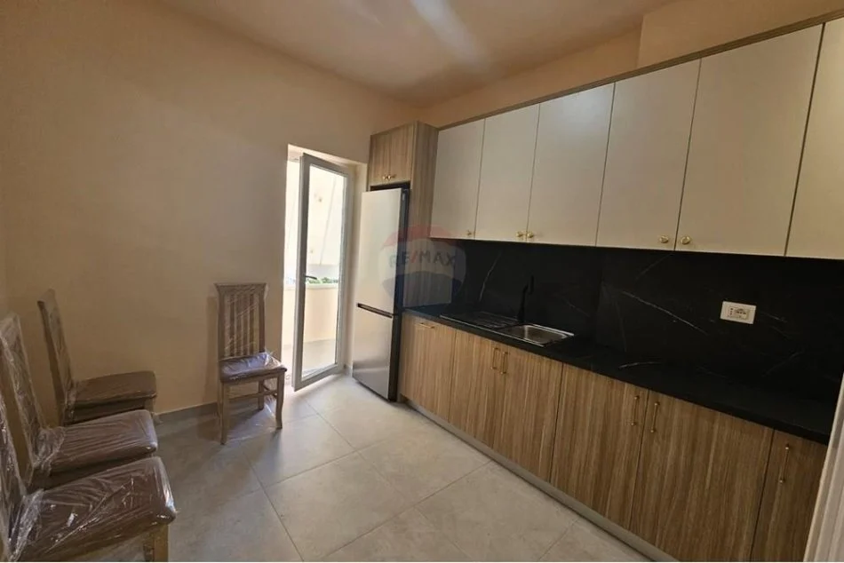 Tirane, jepet me qera apartament 1+1+Ballkon , 74 m² 550 € (Rruga e Dibres)