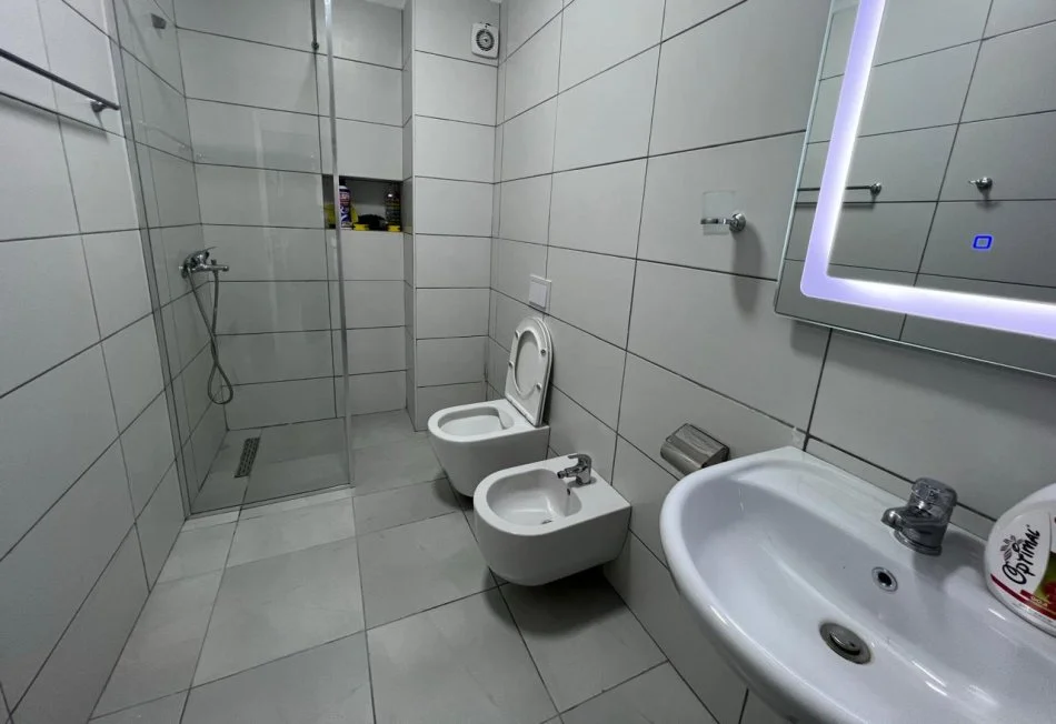 Tirane, jepet me qera apartament 2+1 Kati 2, 110 m² 800 € (kodra e diellit)