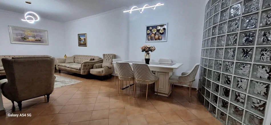 Tirane, jepet me qera apartament 2+1+Ballkon Kati 2, 110 m² 750 € (Komuna e parisit)