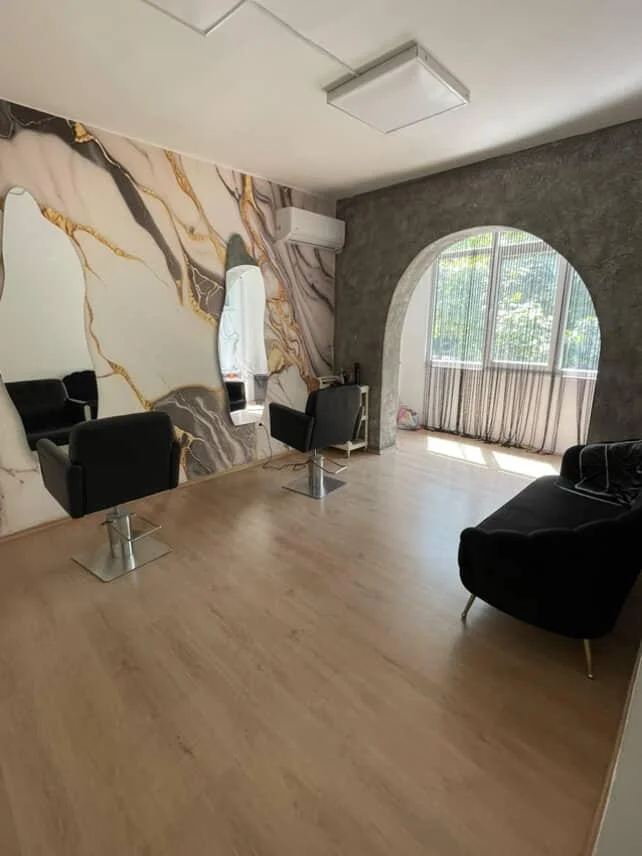 Tirane, jepet me qera zyre Kati 2, 70 m² 700 € (21 Dhjetori , Rruga e Kavajes)