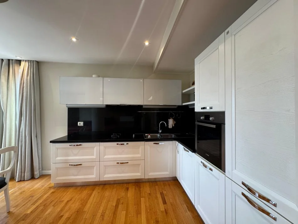 Tirane, jepet me qera apartament 1+1 Kati 7, 123 m² 1600 € (blloku)