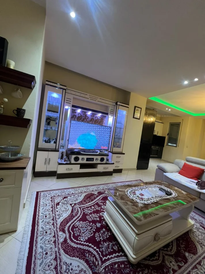 Tirane, jepet me qera apartament 2+1 Kati 3, 600 € 