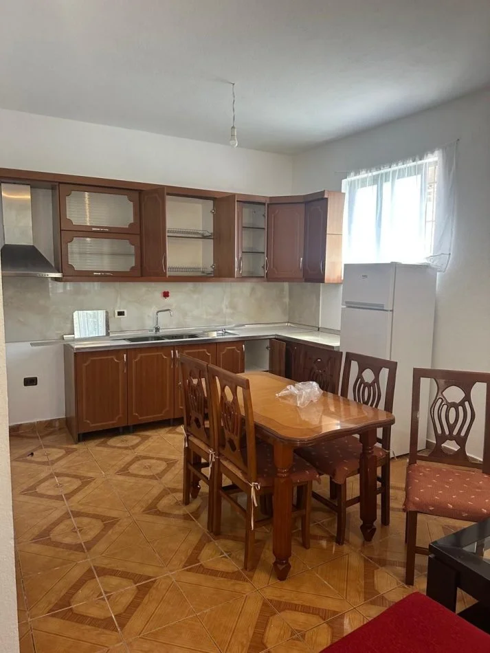 Tirane, jepet me qera apartament 2+1 Kati 1, 87 m² 350 € (Hamdi Pepa)