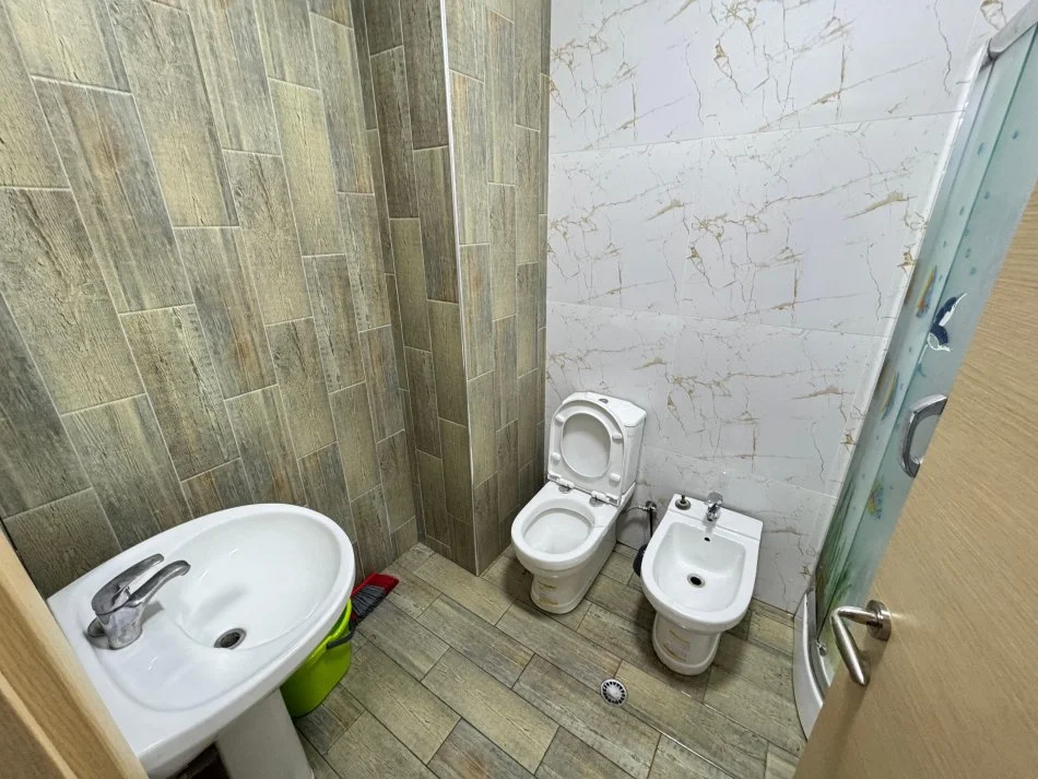 Tirane, jepet me qera apartament 2+1 Kati 3, 96 m² 650 € (Kompleksi Fz)