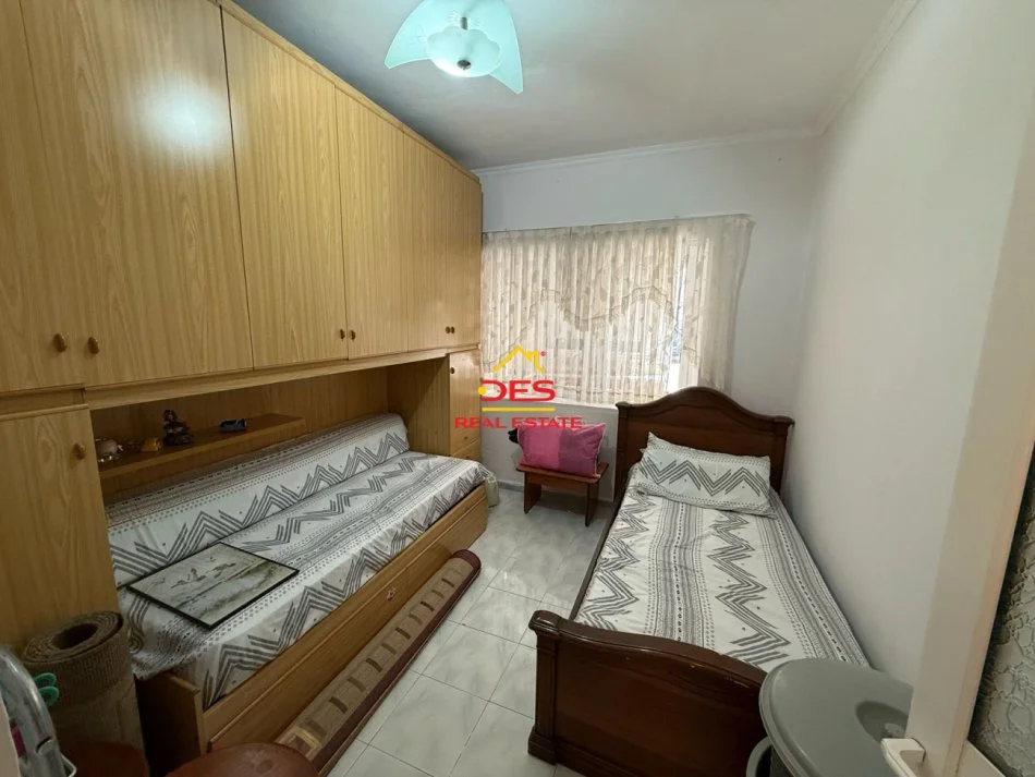 Vlore, jepet me qera apartament 2+1+Ballkon Kati 1, 80 m² 350 € (Rruga Sadik Zotaj)