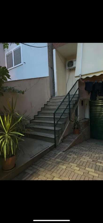 Tirane, jap me qera apartament ,Kati 1, 160 m² 650 € (Pazari i ri)