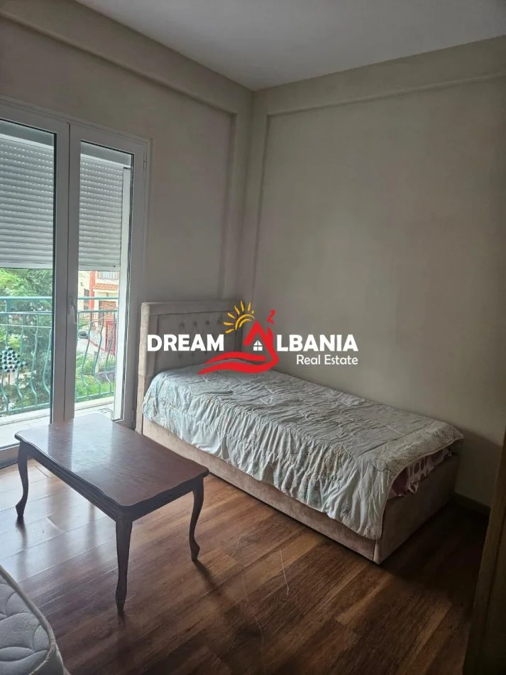 Tirane, jepet me qera apartament 3+1 Kati 3, 160 m² 550 € (Vilat Amerikane)