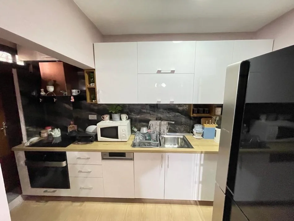 Tirane, jepet me qera apartament 1+1 Kati 1, 56 m² 500 € (Rruga ndre mjeda)