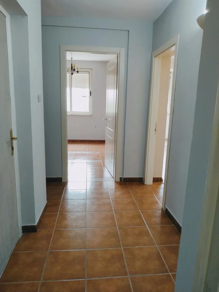21 Dhjetori, jepet me qera apartament 1+1 bosh