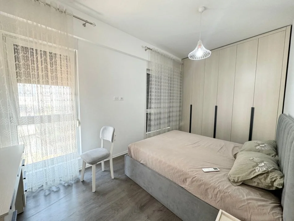 Tirane, jepet me qera apartament 2+1+Ballkon Kati 4, 97 m² 700 € (Rruga ndre mjeda)