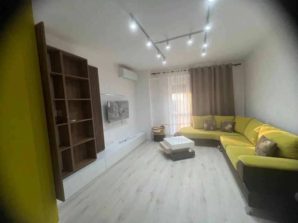 Tirane, jepet me qera 1+1 Kati 1, 65 m² 450 € (Porcelan)