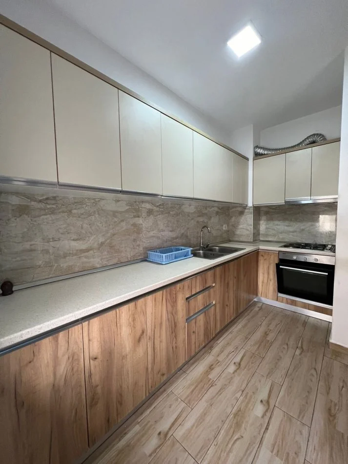 Tirane, shitet apartament 1+1+Ballkon Kati 2, 85 m² 140.000 € (5 Maji)