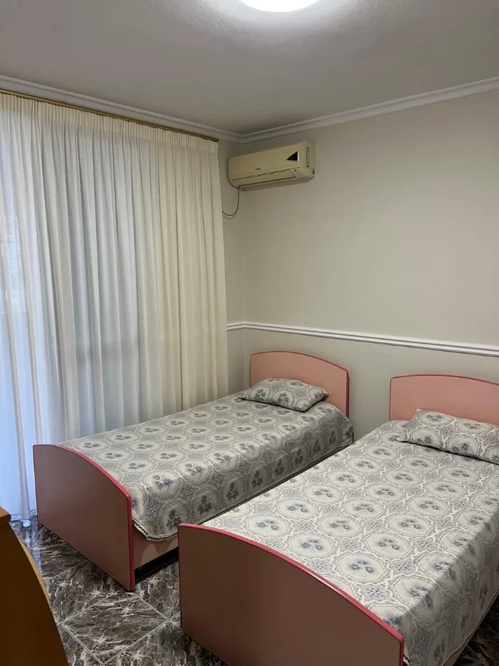 Tirane, jepet me qera apartament 2+1 Kati 1, 104 m² 530 € (gjimnazi cajupi)