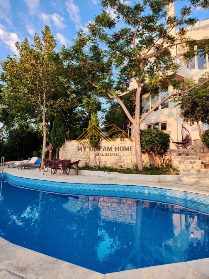 Durres, jepet me qera Vile , 400 m² 250 € 