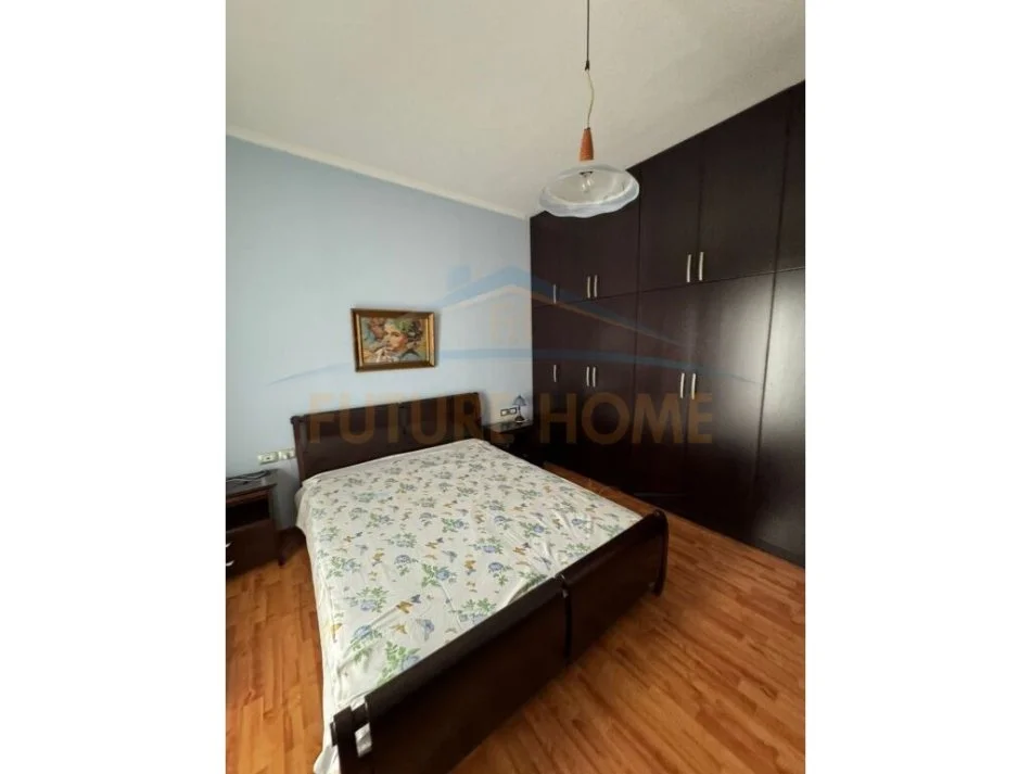 Tirane, jepet me qera apartament 2+1 Kati 2, 160 m² 400 € (shkoze)