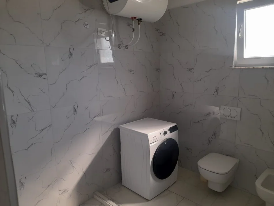 Tirane, jepet me qera Vile 3 Katshe Kati 0, 600 m² 1.700 €