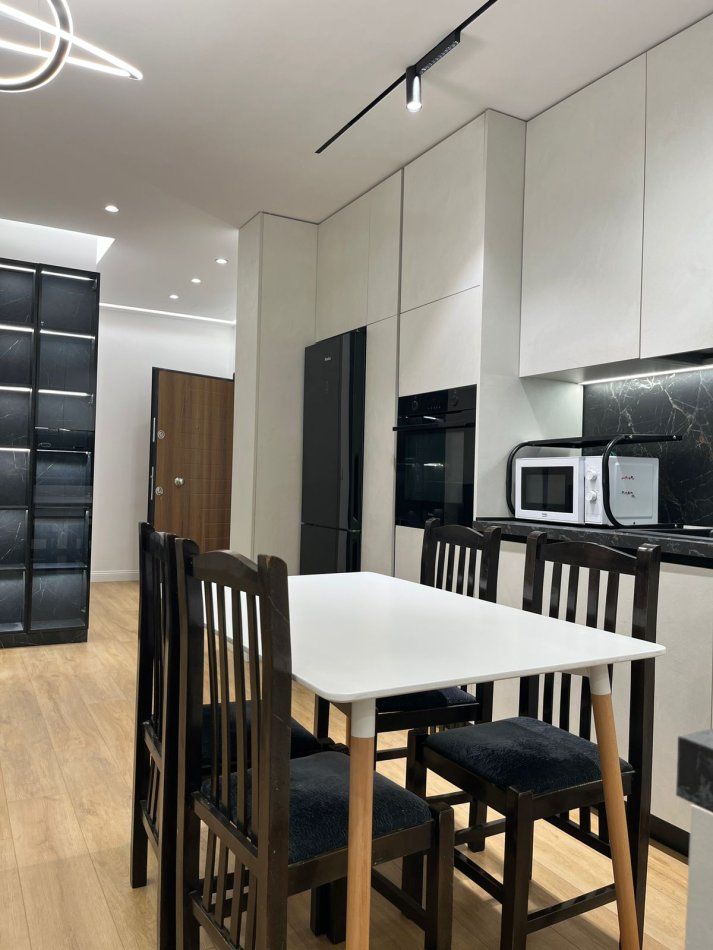 Tirane, jepet me qera apartament 2+1 , 90 m² 750 € (Fusha e Aviacionit)