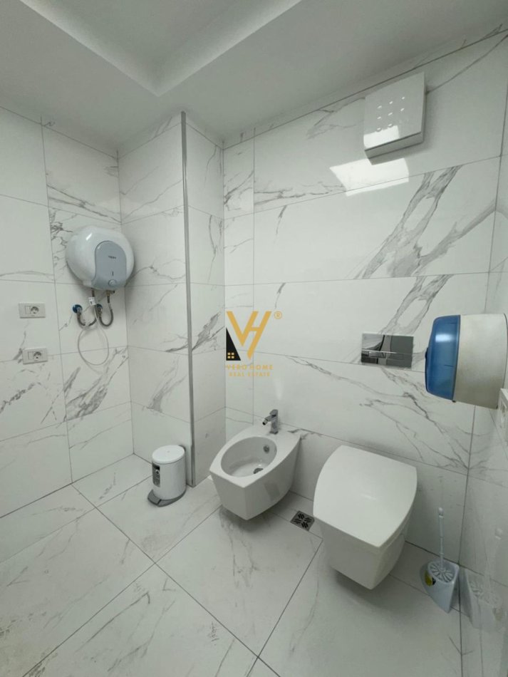 Tirane, jepet me qera zyre Kati 3, 150 m² 2.000 € (RRUGA E ELBASANIT)