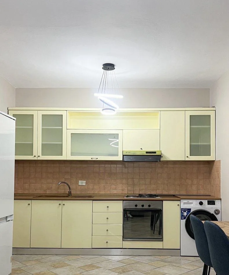 Tirane, jepet me qera apartament 1+1+Ballkon Kati 15, 60 m² 550 € (9 Katshet)
