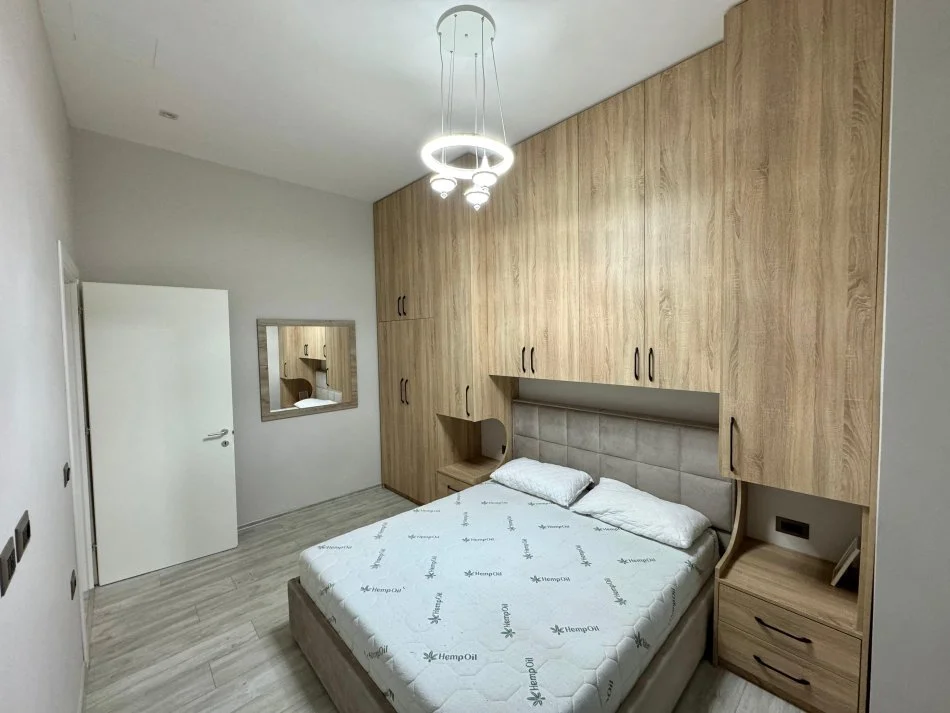 Tirane, jepet me qera apartament 2+1 Kati 1, 90 m² 550 € (LIQENI I THATE)