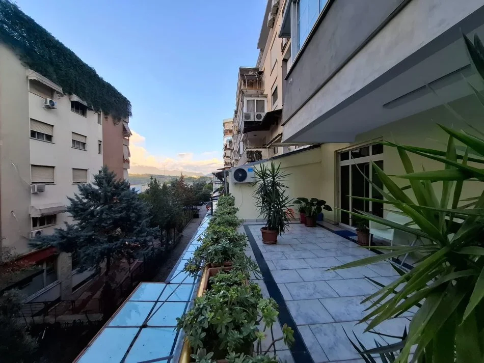 Tirane, jepet me qera apartament 1+1+Ballkon Kati 3, 71 m² 650 € (Kopshti Zoologjik)