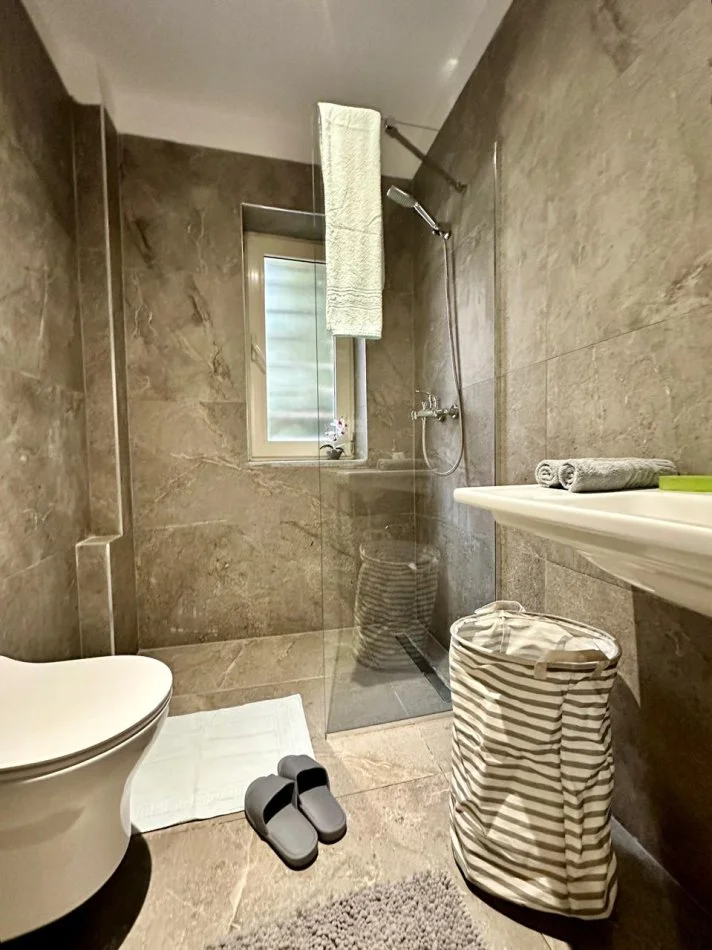 Tirane, jepet me qera 1+1 Kati 3, 550 € (rr. Sami Frasheri)