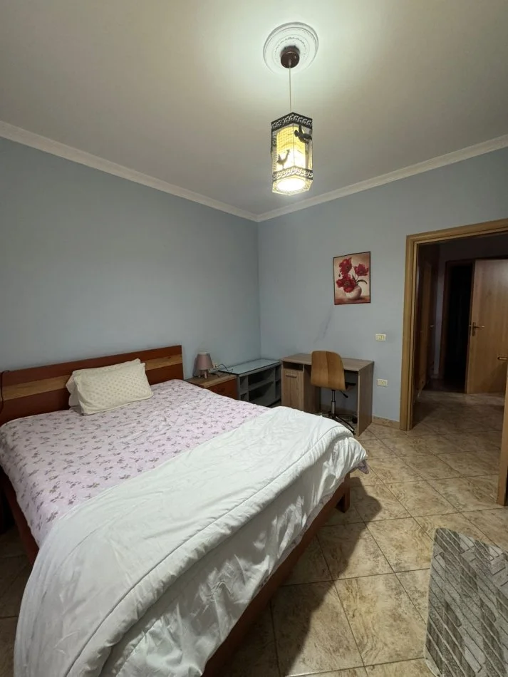 Tirane, jepet me qera apartament 2+1+Ballkon Kati 4, 130 m² 700 € 