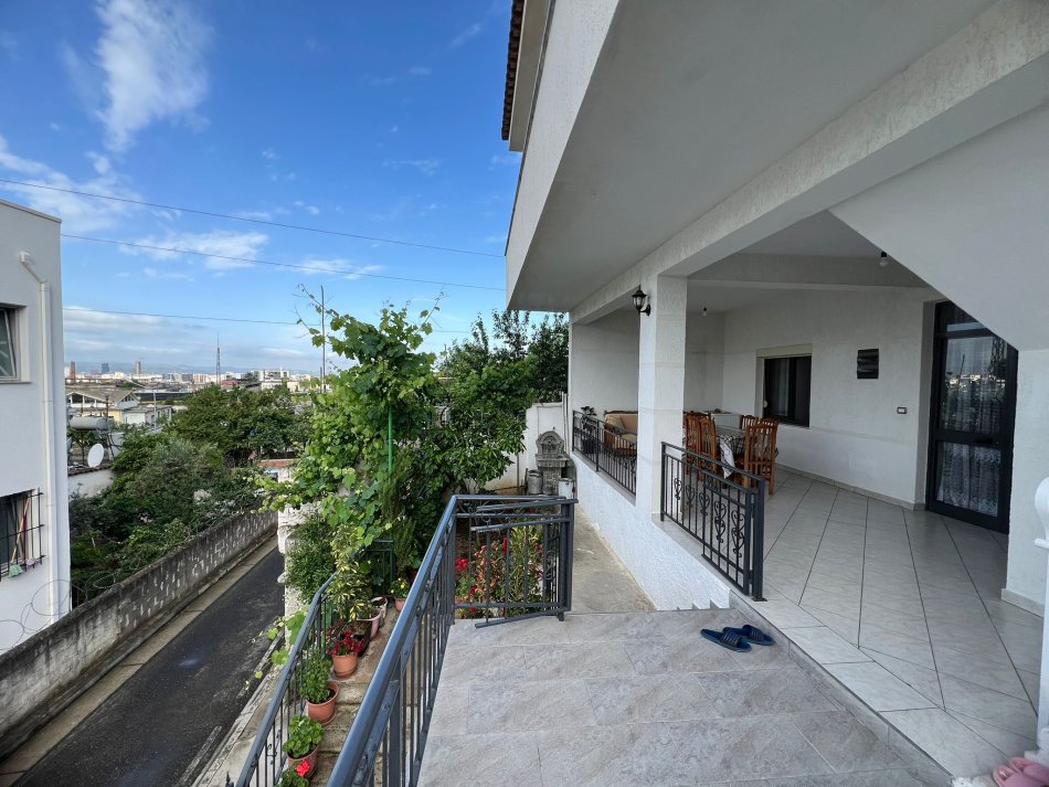 Tirane, jepet me qera apartament 3+1 Kati 1, 135 m² 380 € (Shkoze)