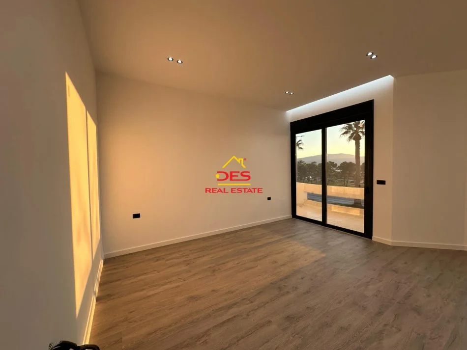 Vlore, shitet apartament 1+1+Ballkon Kati 1, 75 m² 250.000 € (Rruga Murat Tërbaçi)