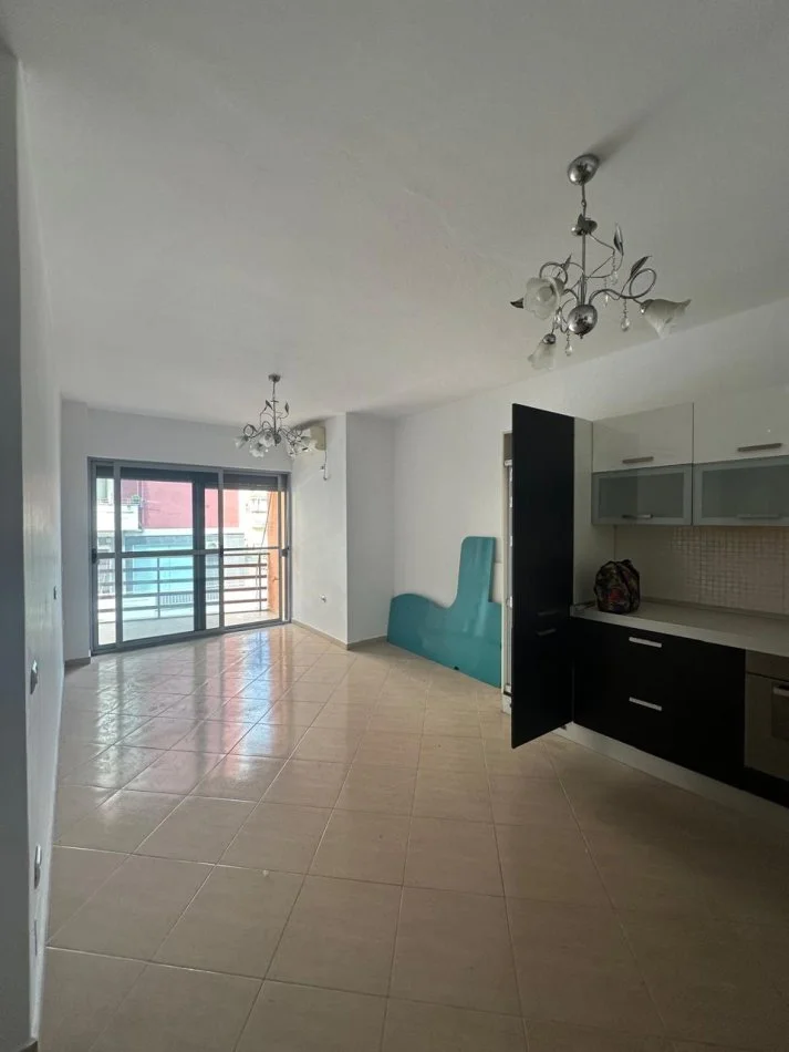 Tirane, shitet apartament 2+1+Ballkon Kati 2, 103 m² 160.000 € (Rruga Abraham Nikol)