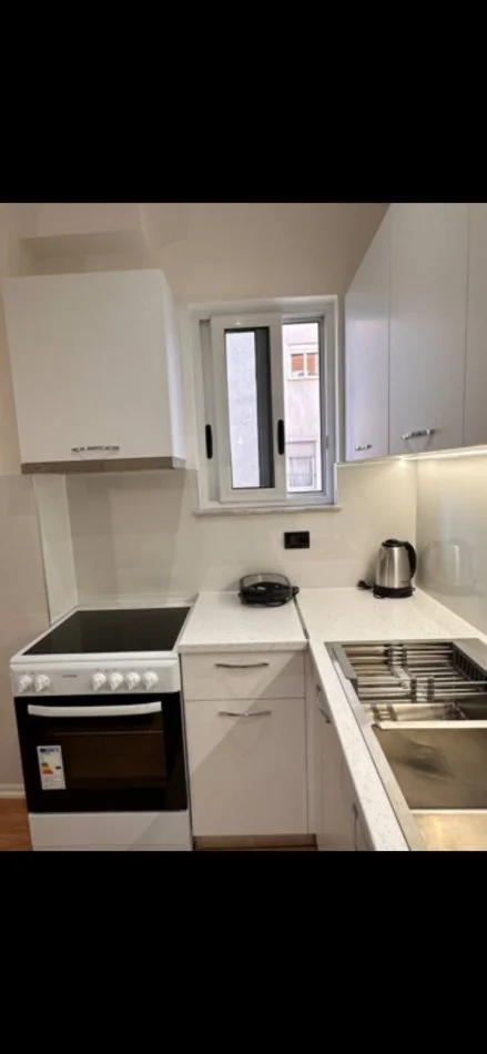 Tirane, jepet me qera apartament 1+1+Ballkon Kati 2, 50 m² 700 € (Shkolla Vasil Shanto)