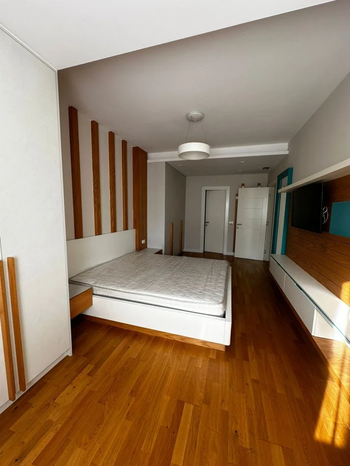 Tirane, jepet me qera apartament 3+1 Kati 6, 130 m² 1.500 € (Kristal Center , Rruga Prokop Mima)