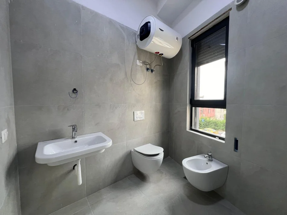 Tirane, jepet me qera apartament 2+1+Aneks+Ballkon Kati 1, 85 m² 500 € (ALI DEMI)