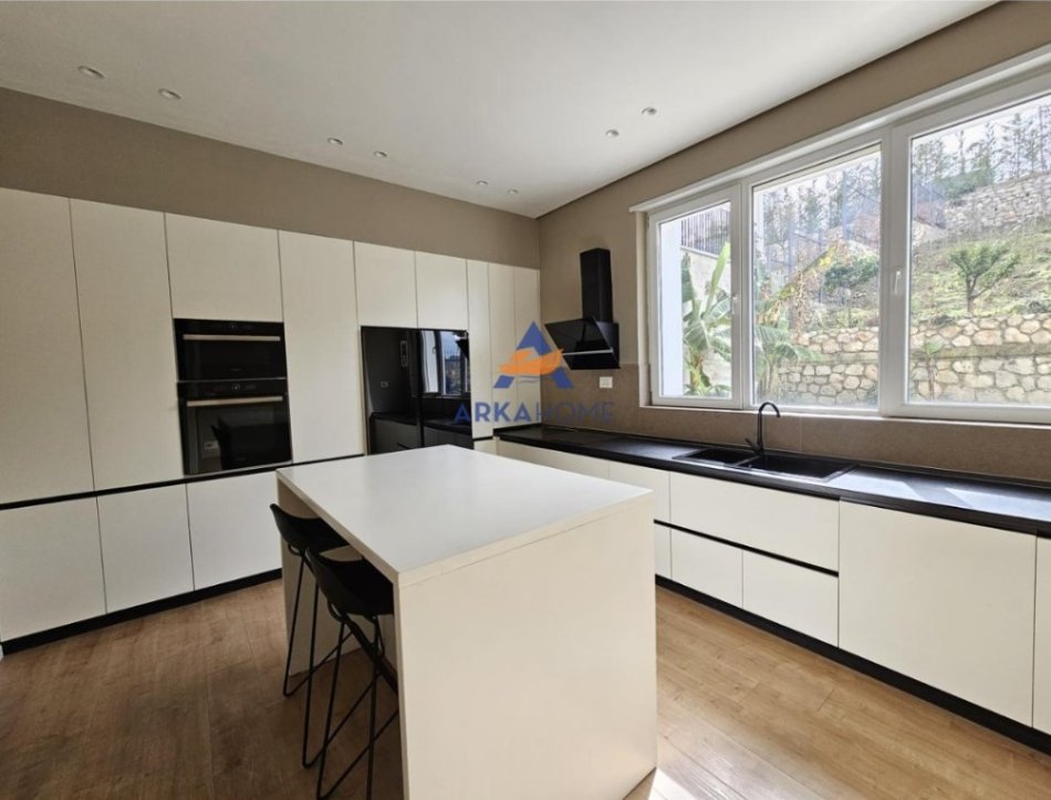 Tirane, shitet Vile 4+1+Aneks+Ballkon Kati 0, 300 m² 1.200.000 € (PRANE TEG-UT,REZIDENCA SECRET GARDEN)