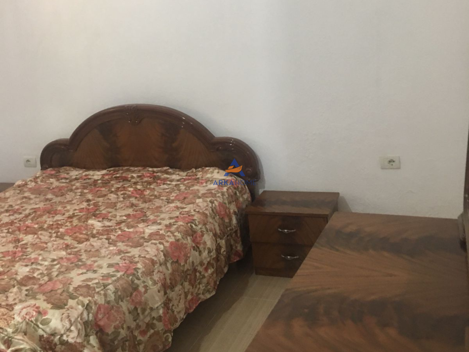 Tirane, jepet me qera apartament 1+1+Ballkon Kati 0, 80 m² 300 € (MISTO MAME)