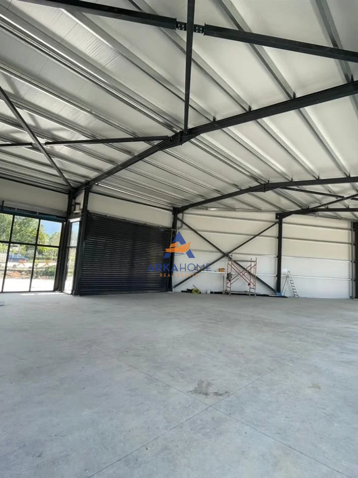 Tirane, jepet me qera magazine Kati 0, 400 m² 2.000 € 