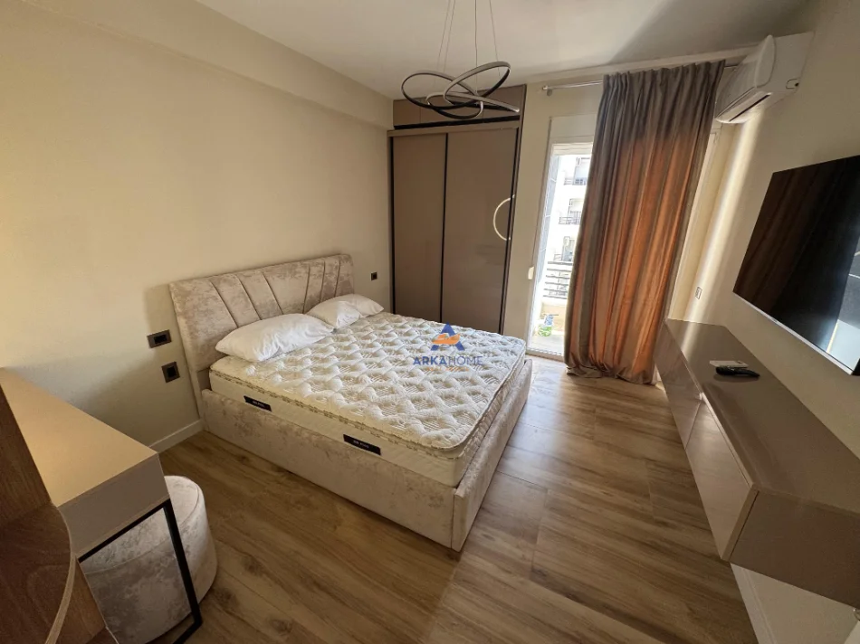Tirane, jepet me qera apartament 1+1+Ballkon Kati 7, 70 m² 600 € (ish parku)