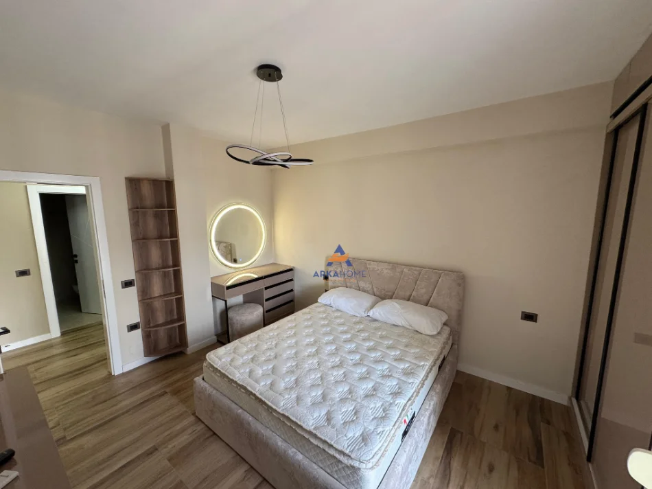 Tirane, jepet me qera apartament 1+1+Ballkon Kati 7, 70 m² 600 € (ish parku)